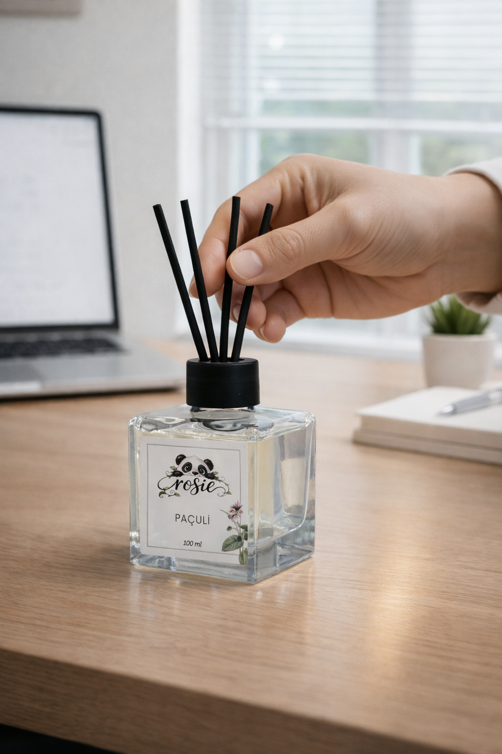 Rosie Paçuli Çubuklu Oda Kokusu 100 ml – Doğanın Derin ve Gizemli Kokusu