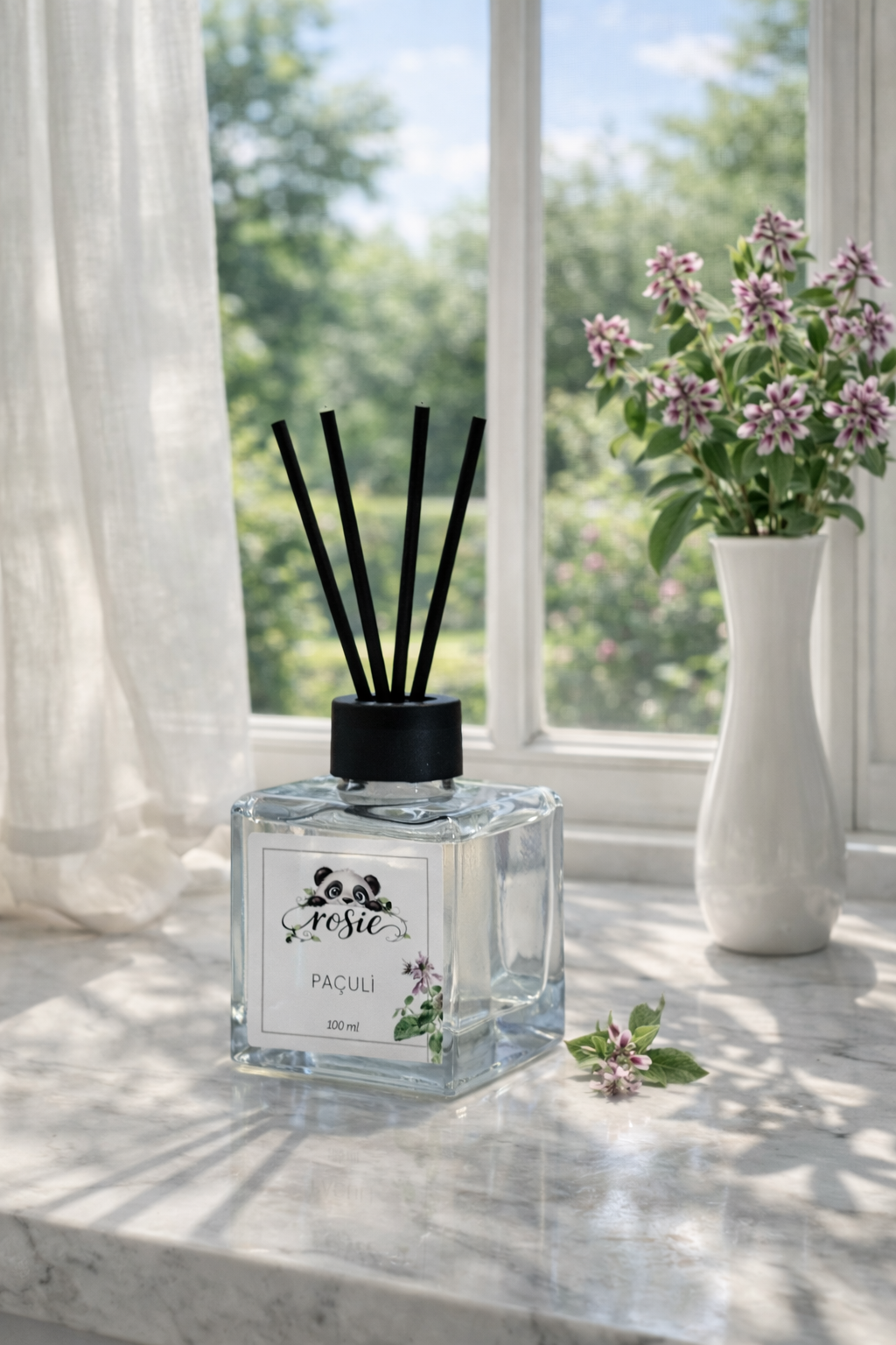 Rosie Paçuli Çubuklu Oda Kokusu 100 ml – Doğanın Derin ve Gizemli Kokusu